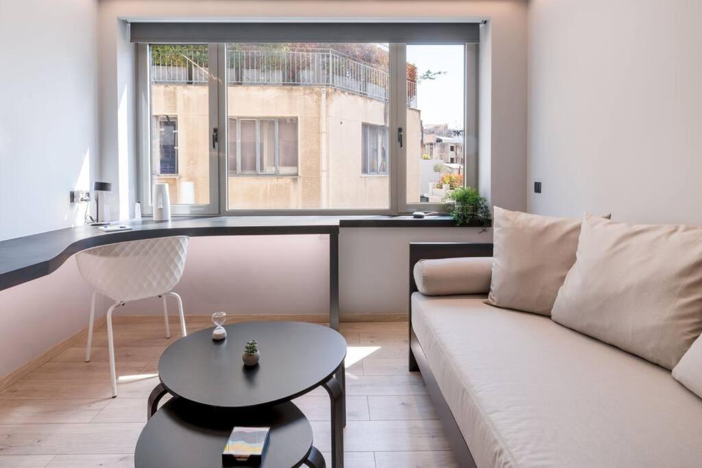 The Hostmaster Deluxe Athens